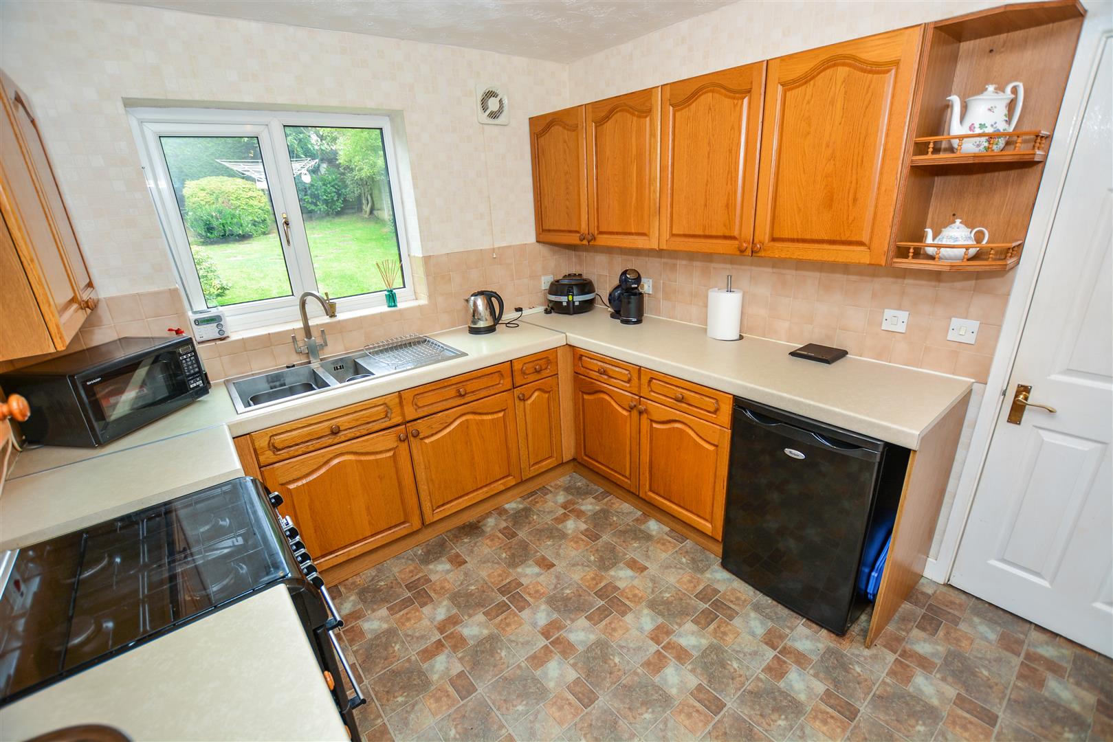 FITTED KITCHEN